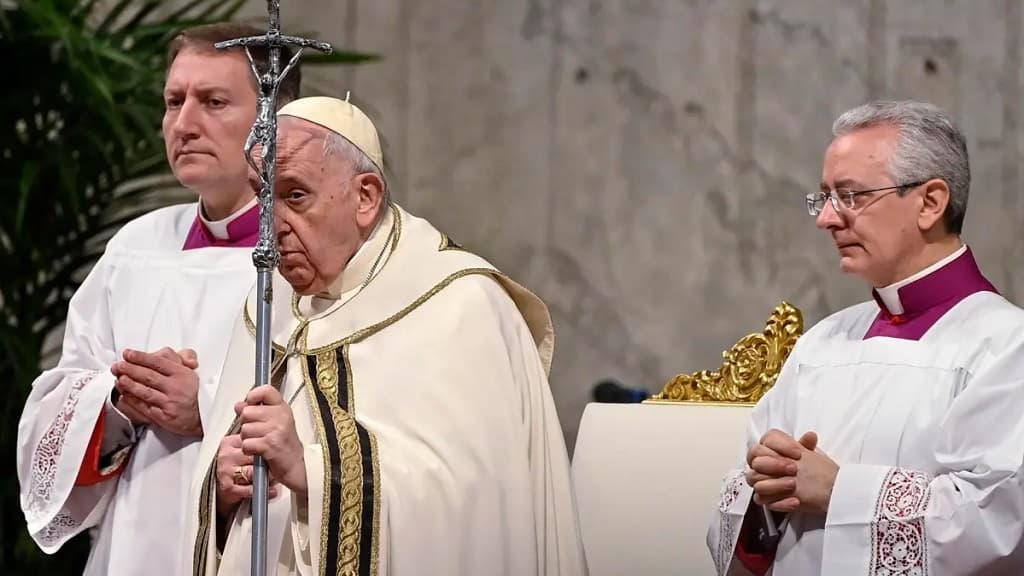 El papa alerta contra la «sedación» del consumismo en la misa de Reyes Magos
