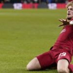Elliott clasifica al Liverpool