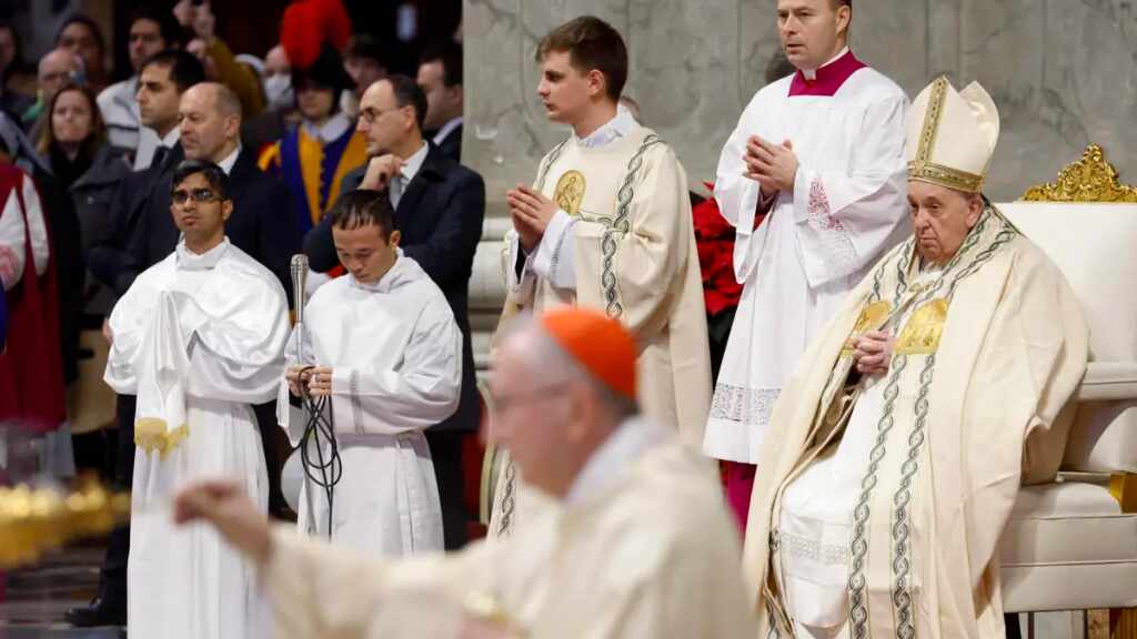 Francisco encomienda a la Virgen al papa difunto Benedicto XVI