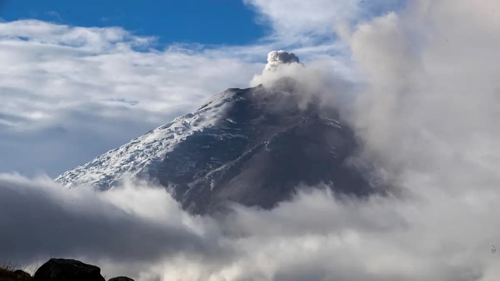 Geofísico de Ecuador detecta brillo en el cráter del volcán Cotopaxi