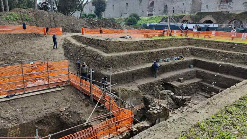 Hallado un busto imperial y monedas antiguas junto a las Termas de Caracalla