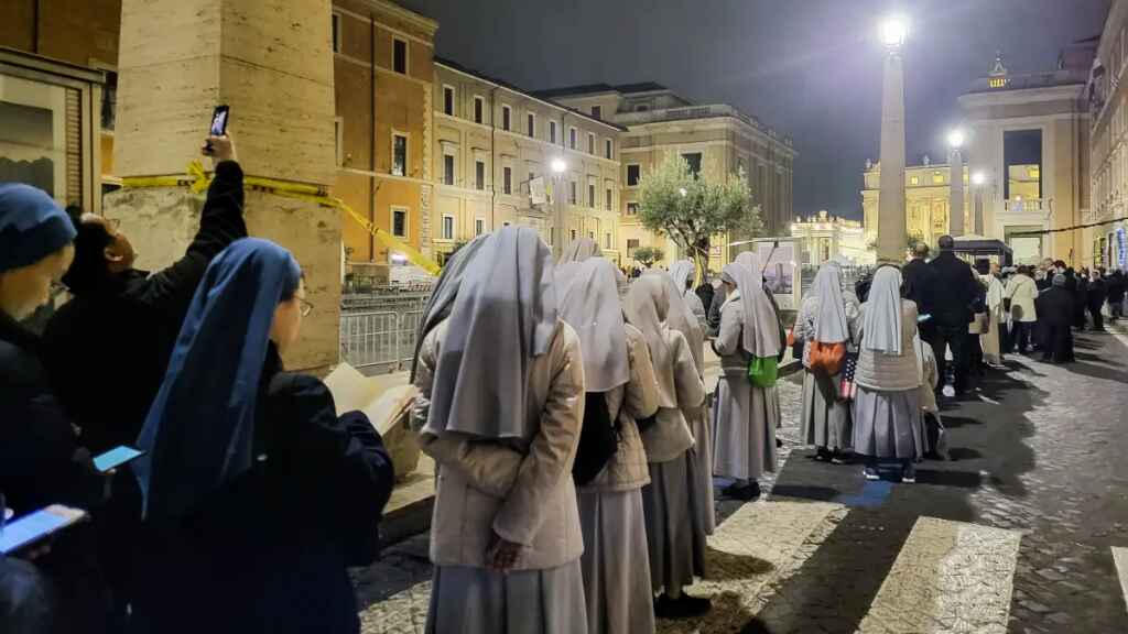 La capilla ardiente de Benedicto XVI abre por segundo día en espera del funeral