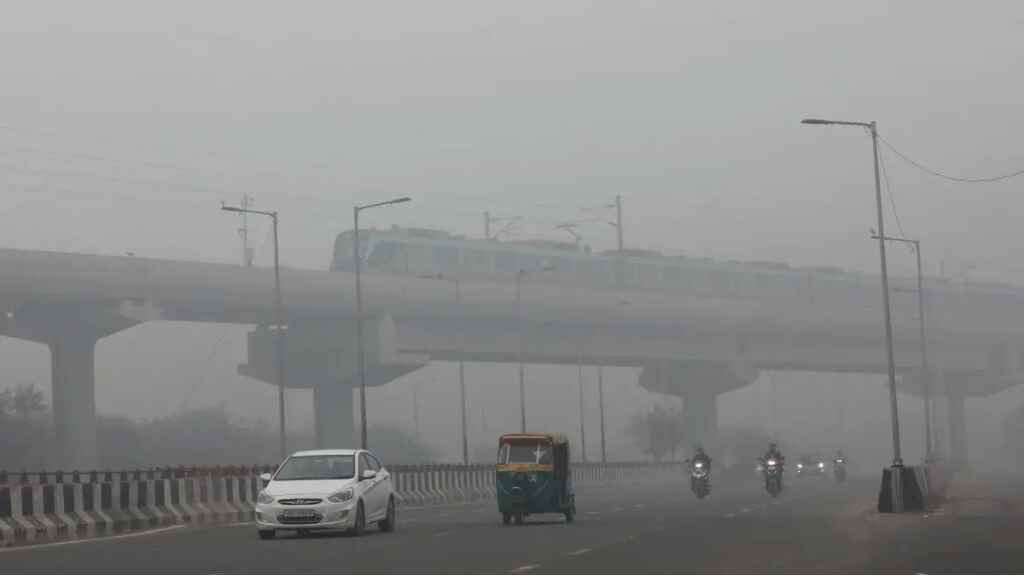 La niebla y el frío causan retraso de vuelos y cierre de escuelas en Nueva Delhi