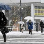 La ola de frío en Japón deja vuelos y trenes cancelados y carreteras cortadas