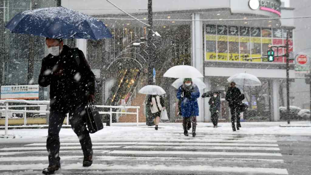 La ola de frío en Japón deja vuelos y trenes cancelados y carreteras cortadas
