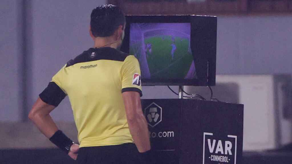 Los árbitros explicarán por megafonía las decisiones del VAR en el Mundial de Clubes
