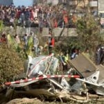 Los equipos de rescate hallan las cajas negras del avión siniestrado en Nepal