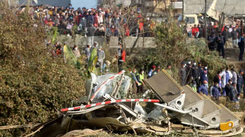 Los equipos de rescate hallan las cajas negras del avión siniestrado en Nepal