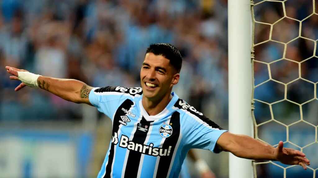 Luis Suárez brilla en su debut en Brasil con un triplete para el Gremio