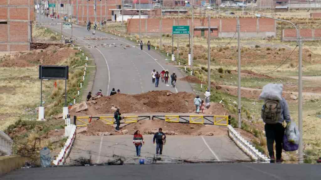 Manifestantes peruanos queman un segundo puesto fronterizo con Bolivia