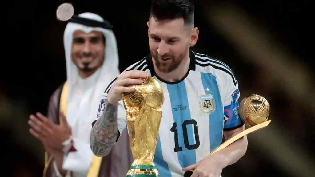Messi dice que le «hubiese gustado» recibir la copa de manos de Maradona