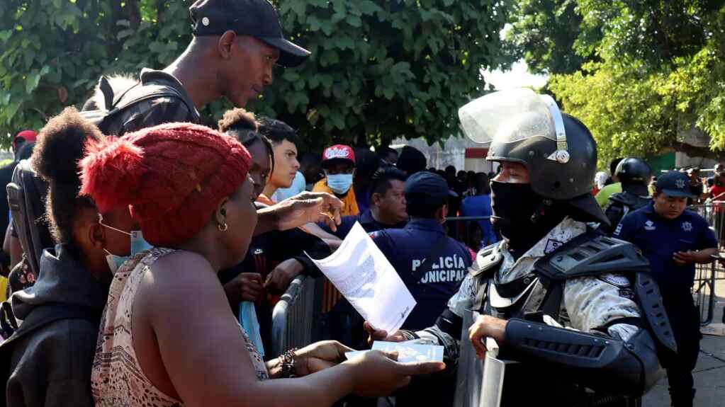 México reactiva trámites de asilo en frontera sur tras protestas de migrantes