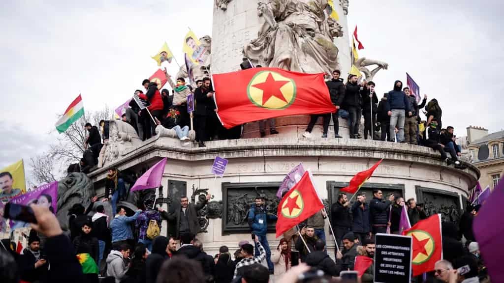 Miles de manifestantes en París piden que se aclaren los asesinatos de kurdos