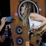 Miley Cyrus recibe 2023 con un nuevo sencillo titulado «Flowers»