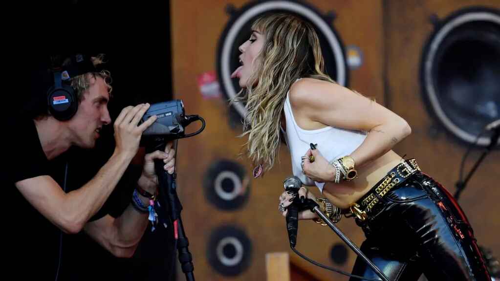 Miley Cyrus recibe 2023 con un nuevo sencillo titulado «Flowers»