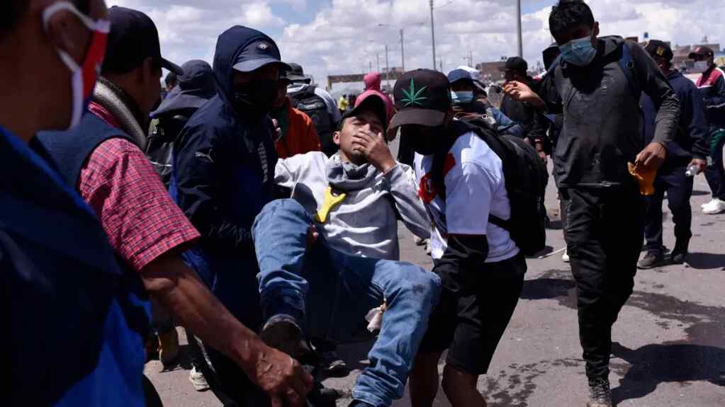 Muere un policía atacado por una turba en las protestas en Perú, informa fiscal