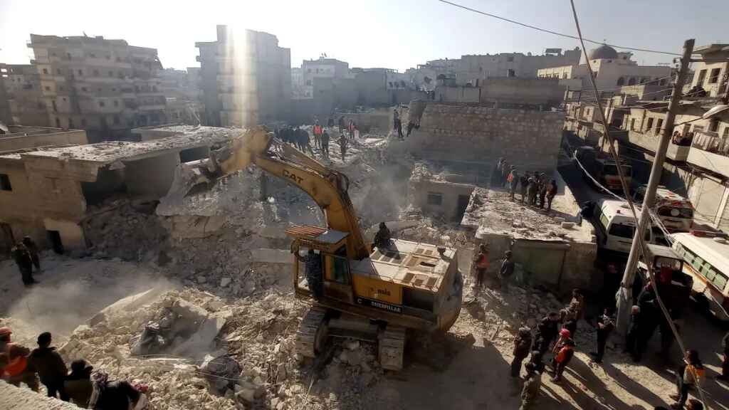 Mueren 18 personas, entre ellas 9 niños, en derrumbe de edificio en el norte de Siria