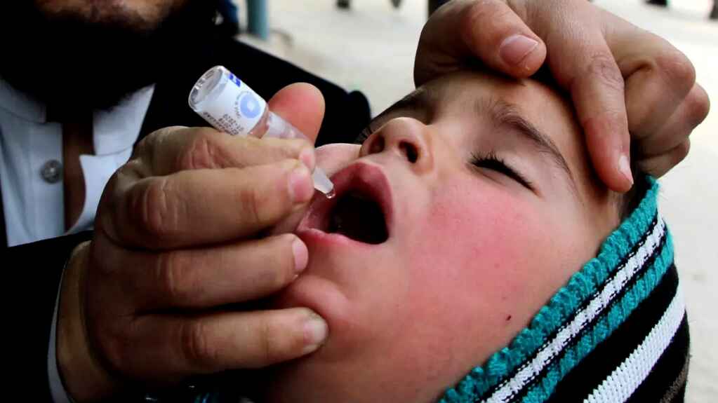 Pakistán busca inmunizar a 44 millones de niños contra la poliomielitis