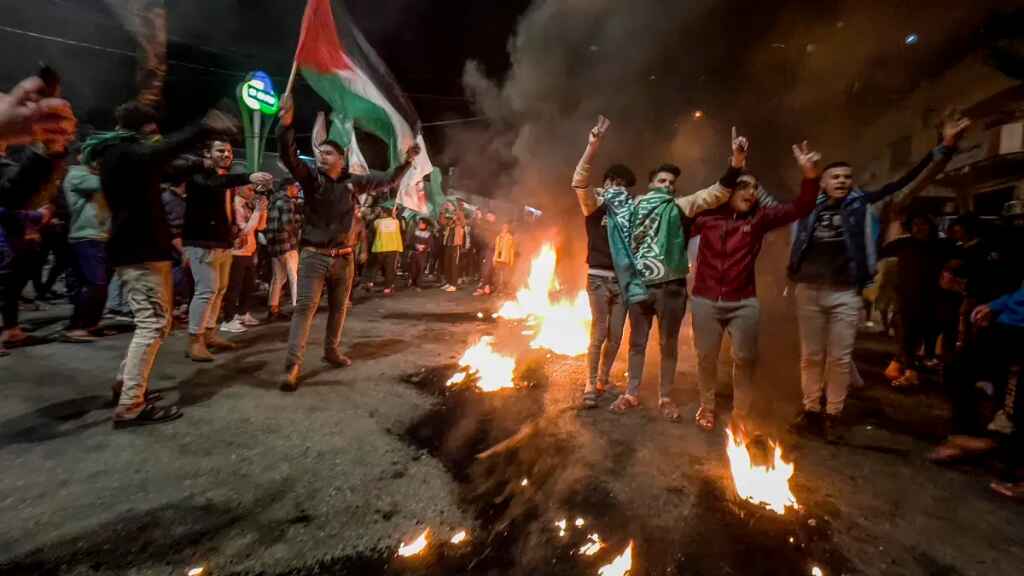 Palestinos de Yenín celebran ataque en Jerusalén mientras lloran sus muertos