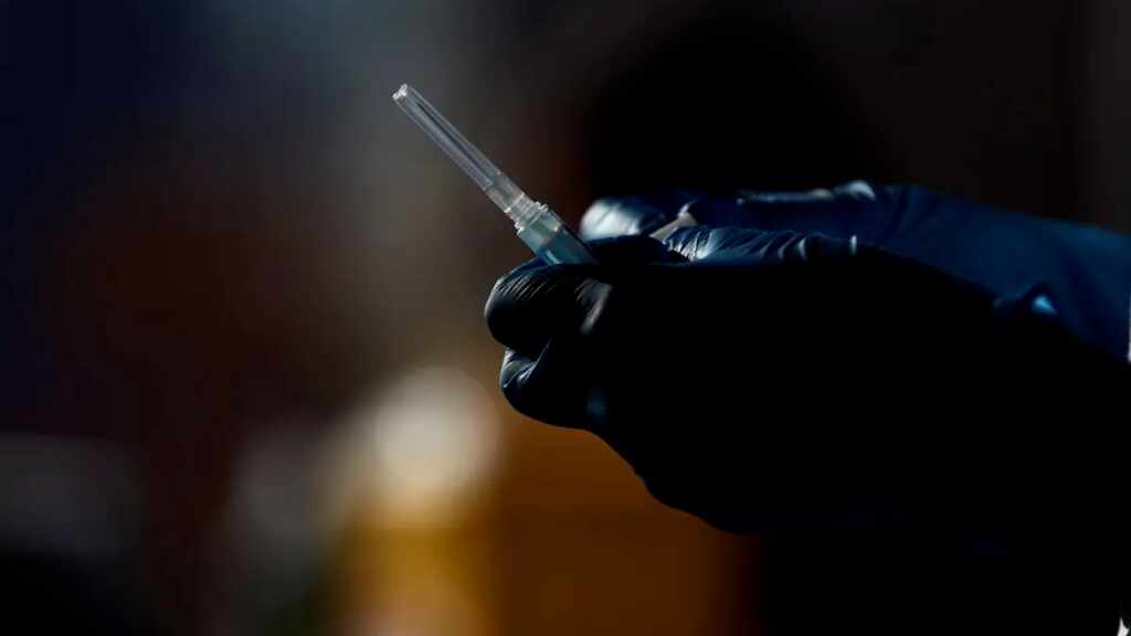 Perú comienza a aplicar la vacuna bivalente a su personal sanitario