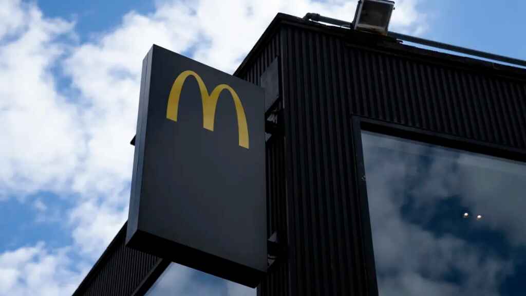 Regulador de EE.UU. acusa a un exdirectivo de McDonald’s de mentir sobre su despido