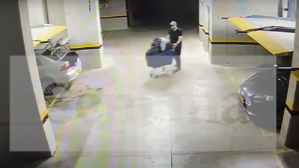 Revelan video de John Poulos sacando la maleta donde llevaba el cuerpo de Valentina