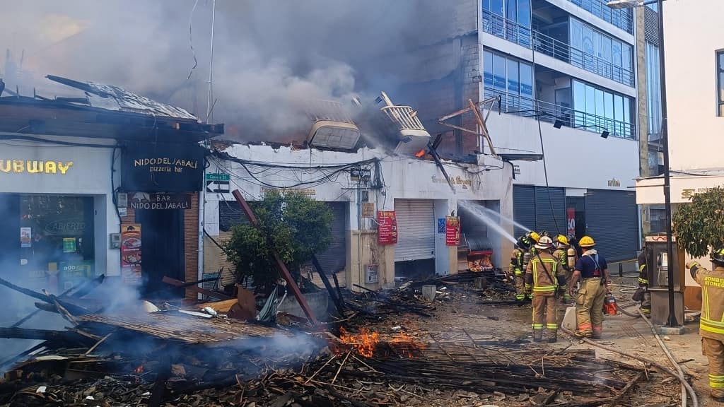 Incendio en parque de Rionegro- 7 locales quemados en el centro histórico