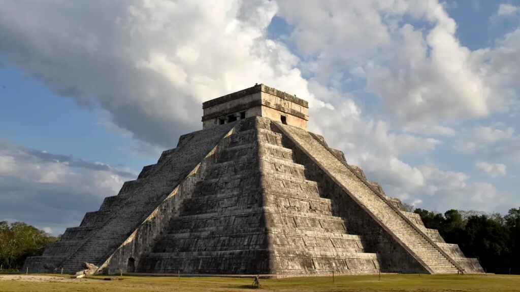 Turista polaco sube al Castillo de Chichén Itzá en México y lo «castigan»