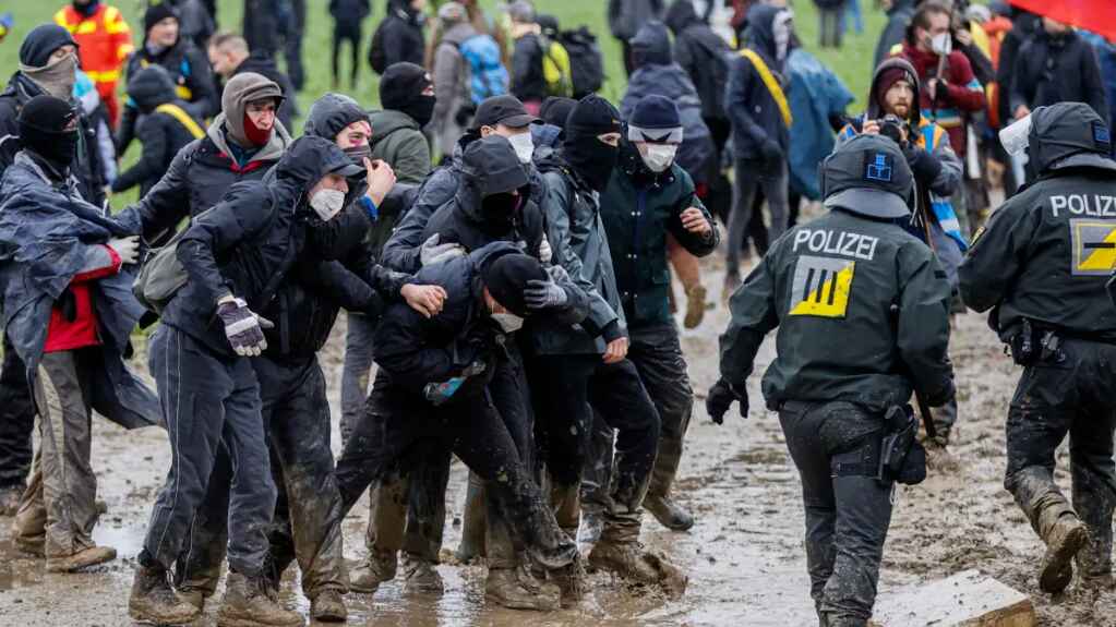 Últimos activistas abandonan protestas contra extensión de una mina alemana