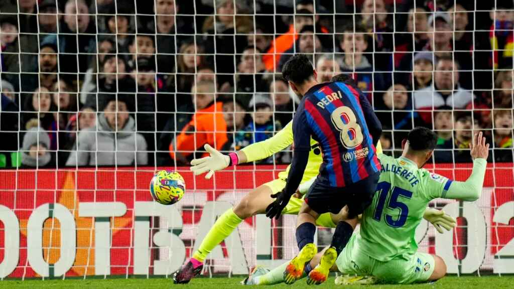 Un gol de Pedri y nada más para seguir arriba