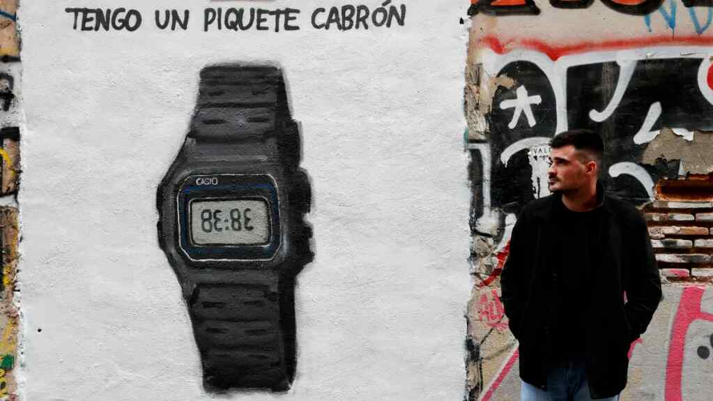 Un grafitero plasma en las calles de Valencia la canción de Shakira a Piqué