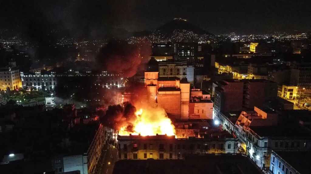 Un incendio arrasa una casona en el centro de Lima en medio de las protestas