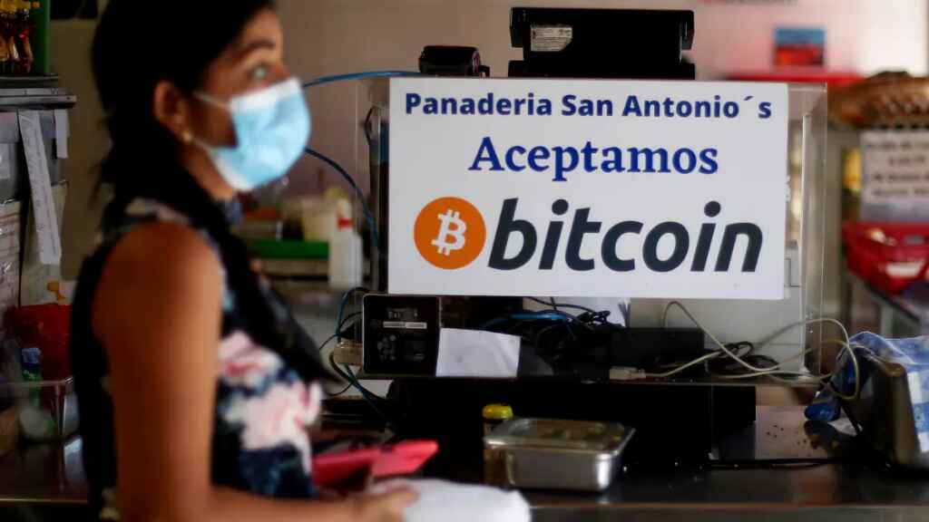 Una encuesta señala el «uso casi nulo» del bitcoin en El Salvador