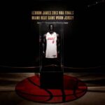 Vendida por 3,68 millones de dólares una histórica camiseta de Lebron James