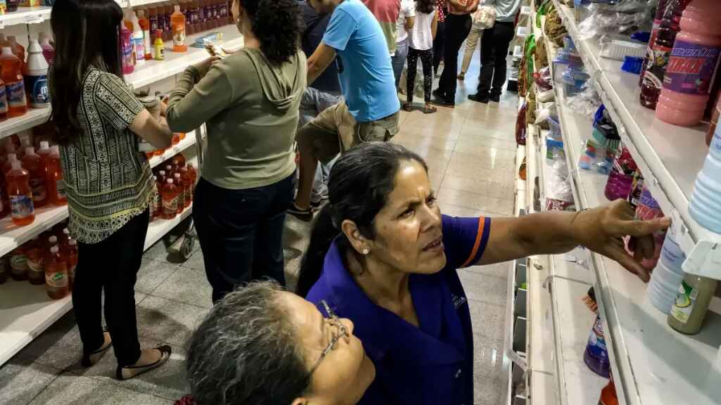 Venezolanos necesitan casi 64 salarios mínimos para costear la canasta básica