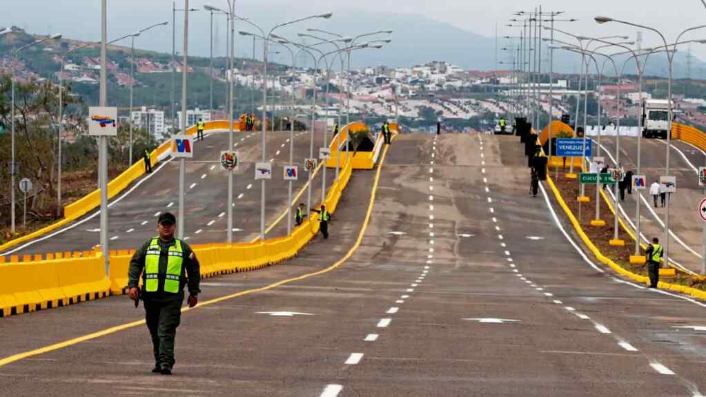 Venezuela y Colombia abren un segundo puente para el tránsito de vehículos