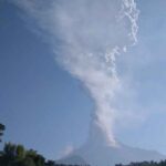 Volcán indonesio Marapi expulsa una columna de humo a 1.500 metros de altura