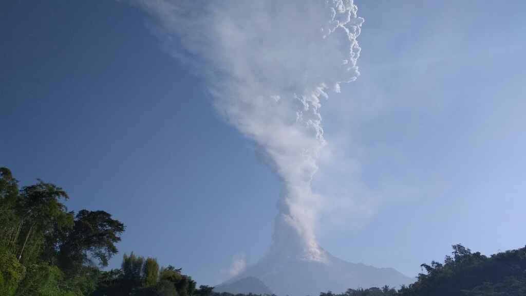 Volcán indonesio Marapi expulsa una columna de humo a 1.500 metros de altura