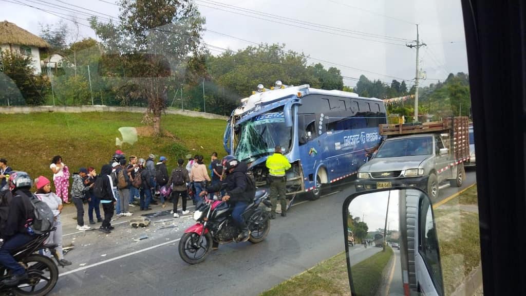 Brutal choque de bus y ‘chiva’ en la autopista Medellín-Bogotá deja 7 heridos