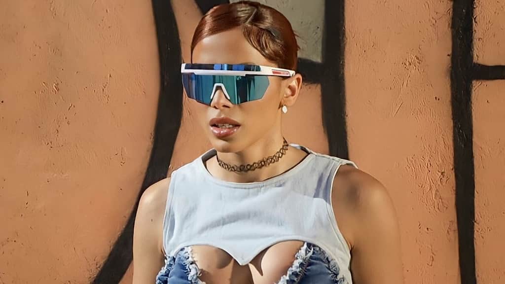 anitta- escena polémica para video en rio de janeiro