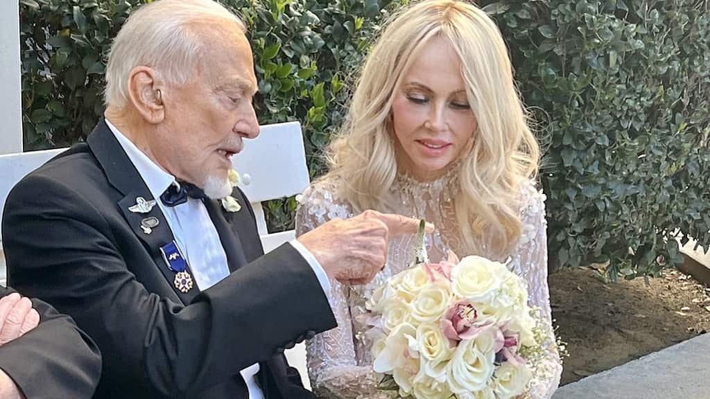 Buzz Aldrin, segundo hombre en pisar La Luna, se casó a los 93 con el "amor de la vida"