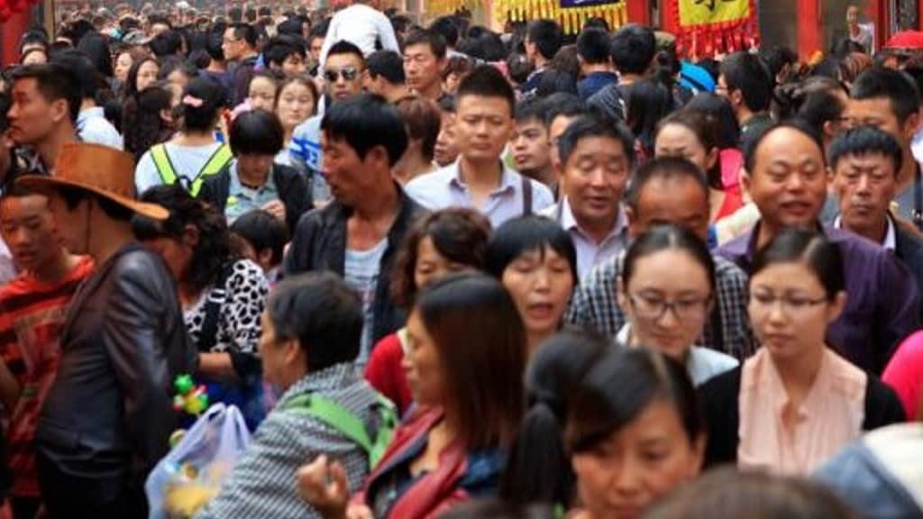 Cae la población de China por primera vez desde 1961