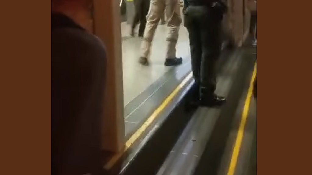 Una persona cayó a la vía del metro de Medellín- en Floresta, pero alcanzó a sobrevivir