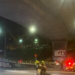 Hombre muerto cae desnudo desde el puente de la madre Laura- medellin