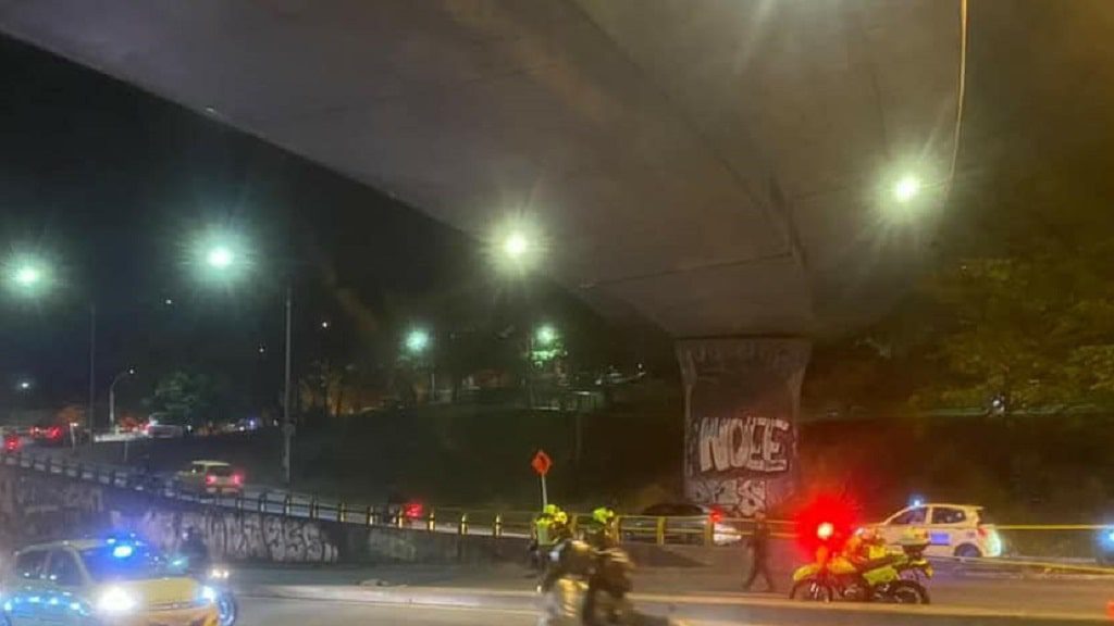 Hombre muerto cae desnudo desde el puente de la madre Laura- medellin