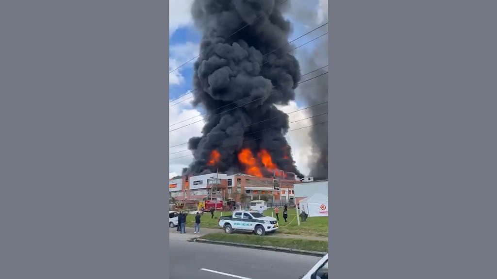 Incendio calle 80- Bogotá- cerca coliseo live- vía Bogotá la vega