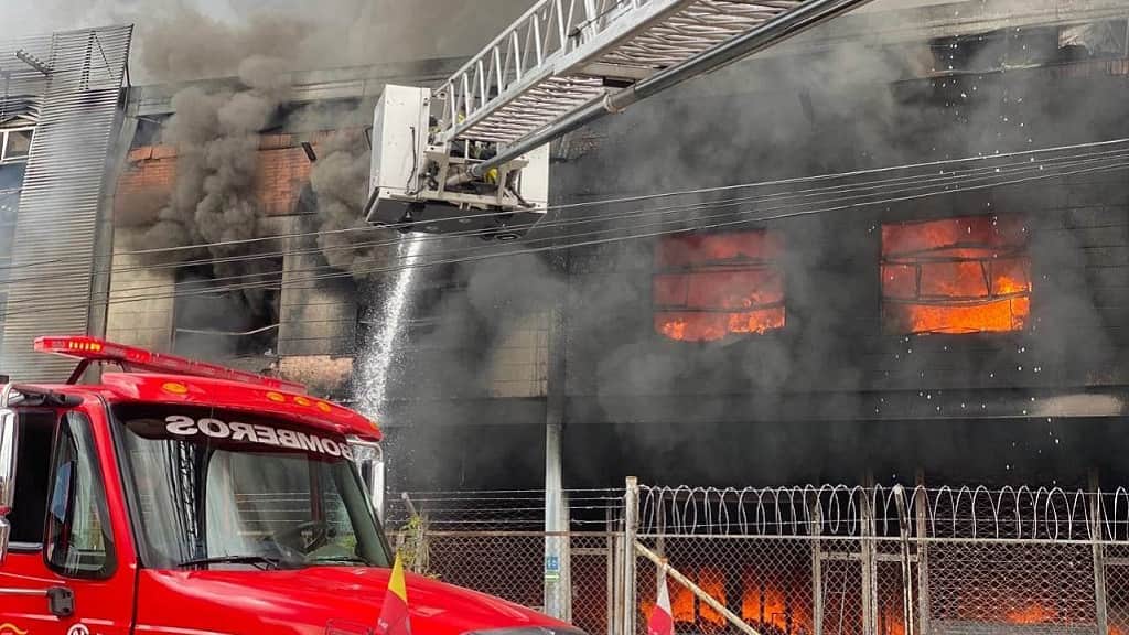 Bogotá- incendio en espumas Santafé- en Cota