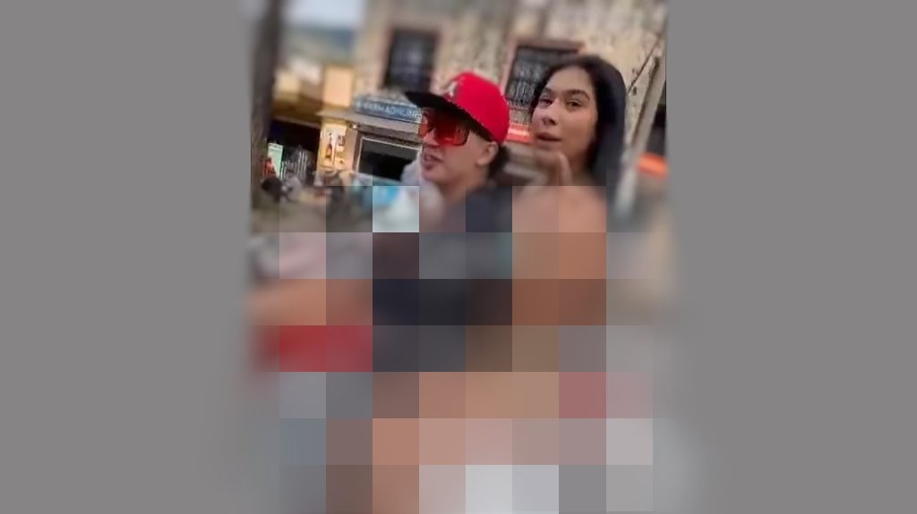 joven en moto con chica en bikini por Manrique, medellín