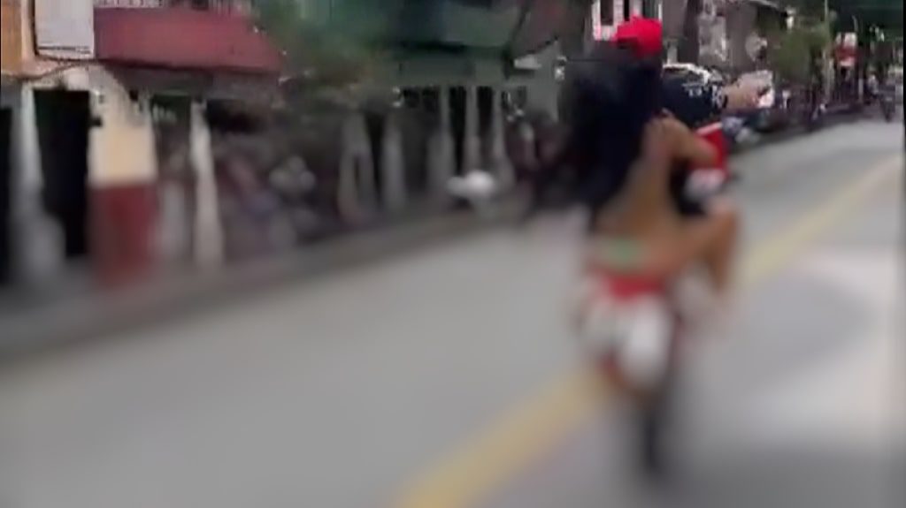 joven en moto con chica en bikini por Manrique, medellín
