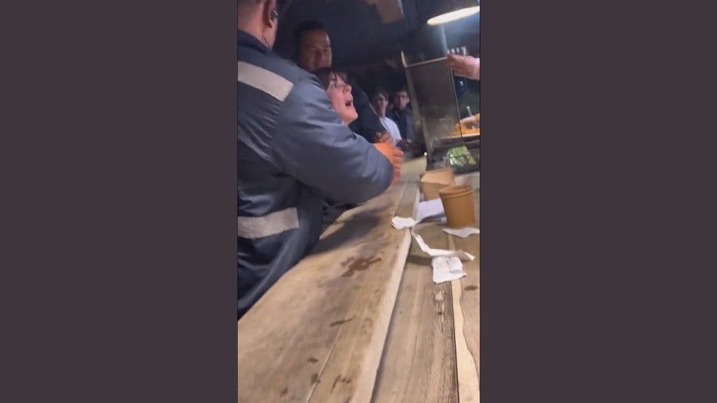 En Andrés Carne de Res clienta se enfurece por unas papas